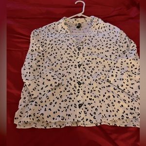 h and m blouse. Size 10. I am 5’3 and it fit me well btwn 140 and 145 lbs